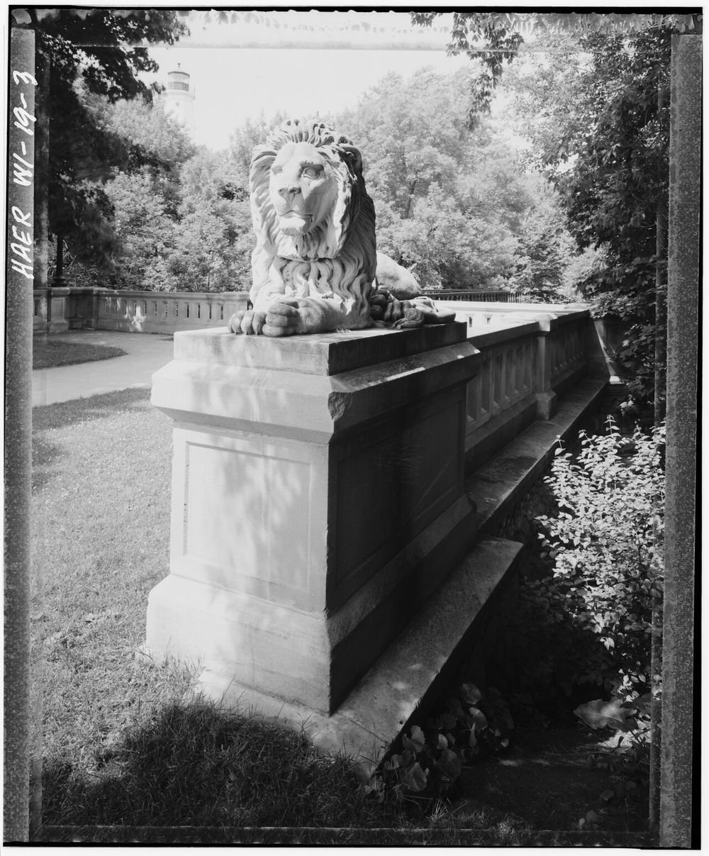 Каменный лев на устое южного Lion Bridge