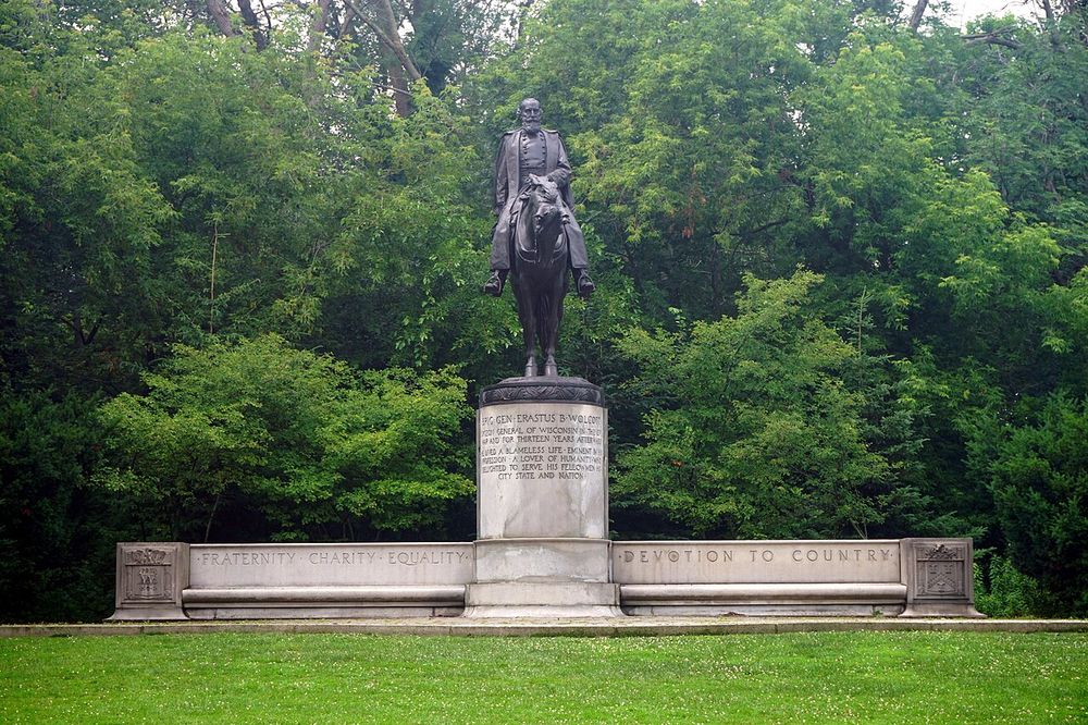 Конная статуя Эрастуса Уолкотта в Lake Park
